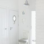 Drzwi do łazienek mają bulaje - charakterystyczne okrągłe okna jak na statku.