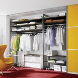 Drzwi w aluminiowych ramach mogą być wypełnione szkłem (kilkanaście rodzajów i kolorów) lub płytą, RAUMPLUS