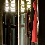 Drzwi wejściowe. Drewniana chałupa artysty