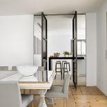 Drzwi z charakterem zamontowane pomiędzy kuchnią a salonem, są ogromne, metalowe, obrotowe. Wymyśliła je właścicielka.