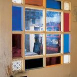 Drzwi zdobią kolorowe szybki. Wieś kolorowa