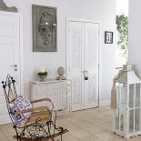 Drzwi zdobione w hinduskim stylu pomalowano tak, żeby pasowały do francuskiego wnętrza.