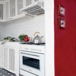 Drzwiczki kuchennych szafek wyglądaja jak marokańskie okiennice.