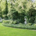 Duma gospodarzy: ogromna polana porośnięta angielskim trawnikiem