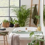 biała łazienka w stylu boho