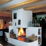 Duszą domu jest ogromny piec ustawiony na środku otwartego parteru.