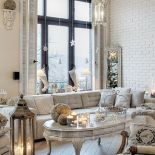 Duża latarnia została przywieziona z niemieckiego Gorlitz. Oryginalny żyrandol gospodyni wyszukała w Belledeco.