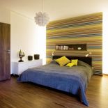 Duże łóżko i kolorowa tapeta. Klasyka, plakaty i trochę pop-artu