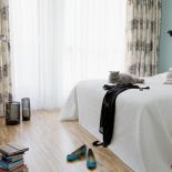 Duże łóżko to ulubione miejsce kota gospodarzy.