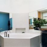 Duże lustra optycznie powiększają łazienkę.