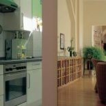 Duże lustro powiększa optycznie wnętrze.