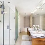 Duże lustro w łazience. Apartament palisandrowy