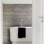 Duże, matowe płytki imitujące beton. To bardzo praktyczne rozwiązanie, bo kropelki wody są na nich praktycznie niewidoczne.