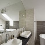 Duże, matowe płytki imitujące beton. Utzrymana w zimnej tomacji - biel, szarość i czerń.