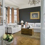 Duże okna, dębowe parkiety i ozdobne sztukaterie.