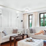 Duże okna wpuszczają do środka mnóstwo światła.