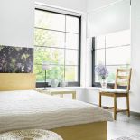 Duże okna wpuszczają mnóstwo światła.