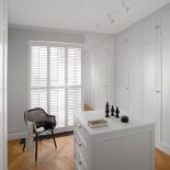 Duże okna z żaluzjami. Lato na tarasie