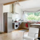 Duże okno nad blatem. Urządzony z pomocą... aniołów