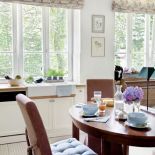 Duże, wychodzące na ogród okna wpuszczają do kuchni mnóstwo światła.