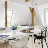 Dużo bieli, jasna podłoga, tu i ówdzie ogromne lustra, szafy schowane w ścianach.