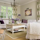 Dużo bieli, wielkie słoneczne okna i jasne meble, jak na południu Francji albo w Skandynawii.