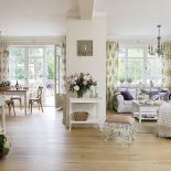 Dużo bieli, wielkie słoneczne okna i jasne meble, jak na południu Francji albo w Skandynawii.