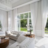 Dużo jasnej przestrzeni i i proste geometryczne formy.