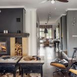 Duży kominek z przepiękną belką ze starej stodoły.