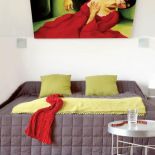 Duży obraz wisi nad łóżkiem. Urządzony z pomocą... aniołów