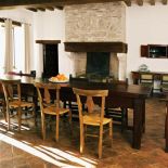 Duży postarzany stół. Świat według Opałki