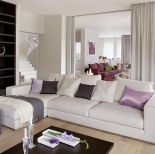 Duży salon można przedzielić drzwiami obitymi tkaniną. Obie kanapy właściciele kupili w Casa Marvell. Stół i stolik kawowy -