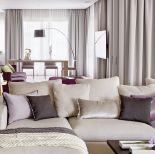 Duży salon można przedzielić drzwiami obitymi tkaniną. Obie kanapy właściciele kupili w Casa Marvell. Stół i stolik kawowy -