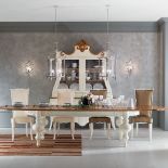 Duży stół i górna część witryny rzeźbione są ręcznie. ORIGINE ITALIA PROJECT