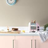 Kuchnia w różu, w odcieniu First Light 2102-70 - Kolorze Roku 2020 marki Benjamin Moore