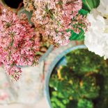 Dwa kwiaty, które łączy prosta, rustykalna ceramika.