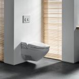 Dwa w jednym - wc z bidetem (3330 zł netto). Do tego elegancki przycisk do spuszczania wody (180 zł netto). GEBERIT