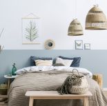 dwa kolory na jednej ścianie w sypialni