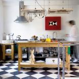 Dwie czerwone szafki z Ikea, a w środku biało-czarna kompozycja Joli nawiązująca do wzoru posadzki.