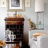 Dwie kanapy, dwa stoliki, szafka na wino i... kot - oto przepis na miły kącik wypoczynkowy.