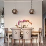 Dwie lampy w stylu orientalnym. Mieszkanie w prowansalskich szarościach