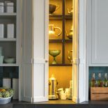 Dwie witryny stojące na blacie - jedna otwierana za pomocą skladanych drzwi.