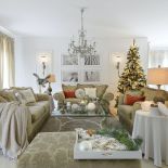 biały salon ze złotymi dodatkami