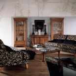 Dwuosobowa sofa z nogami z litego buku i poduszkami wypełnionymi włóknem poliestrowym kosztuje od 8300 zł w zależności od