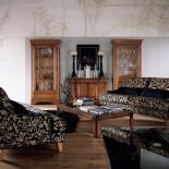 Dwuosobowa sofa z nogami z litego buku i poduszkami wypełnionymi włóknem poliestrowym kosztuje od 8300 zł w zależności od