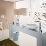 Dwuotworowa bateria z ogranicznikiem przepływu wody Axor Bouroullec kosztuje ok. 2485 zł. HANSGROHE