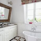 Dwustuletnie lustro w bogato zdobionej ramie.