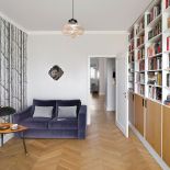 Dwustumetrowy penthaus otacza 120 metrów ogrodu. Ma dwie główne strefy: jadalnię al fresco przy grillu i salon wypoczynkowy z