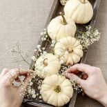 dekoracja z białej dyni na halloween