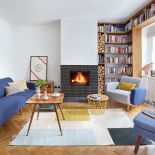 Dywan, druciany pleciony stolik, wazony na stole - Ferm Living (Scandinavian Living), poduszki z NAP, różowa lampa Gubi.